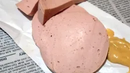 Care este cel mai nesănătos parizer, de fapt. Se găsește în toate supermarketurile din România