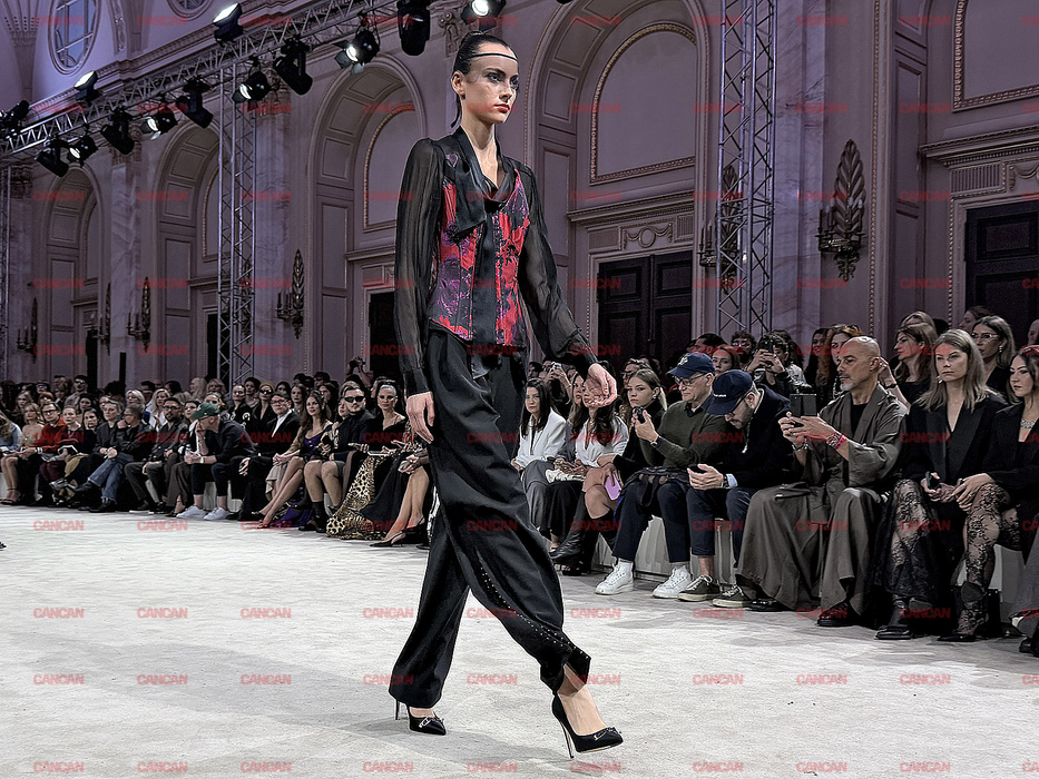 Ținutele la control! Cele mai îndrăznețe outfituri purtate de influenceri la Bucharest Fashion Week