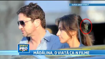 Nu se mai desparte de accesoriul norocos! Madalina Ghenea si-a adus talismanul in Romania si l-a purtat fara incetare