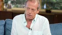 Leslie Grantham a murit la vârsta de 71 de ani! Apropiații regretatului actor sunt îngenunchiați de durere