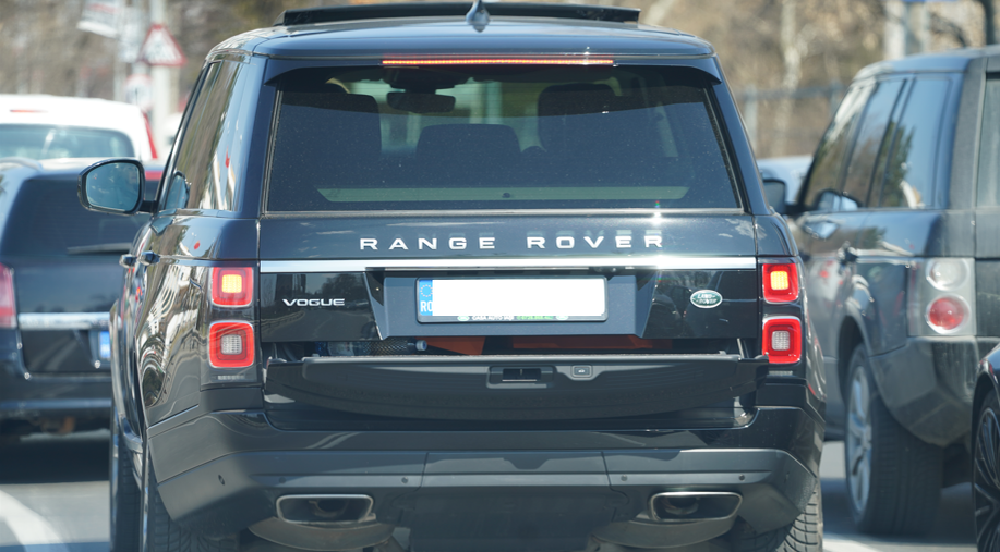 Cristina Rus a dat o tură de Capitală fără să-și asigure portbagajul (Foto: CANCAN.RO)