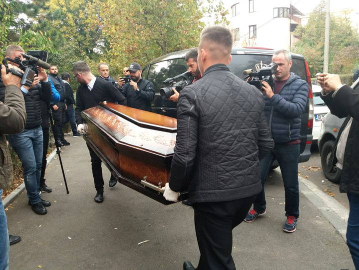 Sicriul lui Ilie Balaci este scos din blocul unde a murit