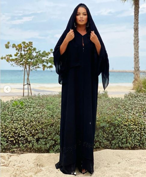 Claudia Iosif, într-o rochie transparentă și fără lenjerie intimă în piscina iubitului ei, Dorian Popa! Imaginea care “a încins” Instagramul