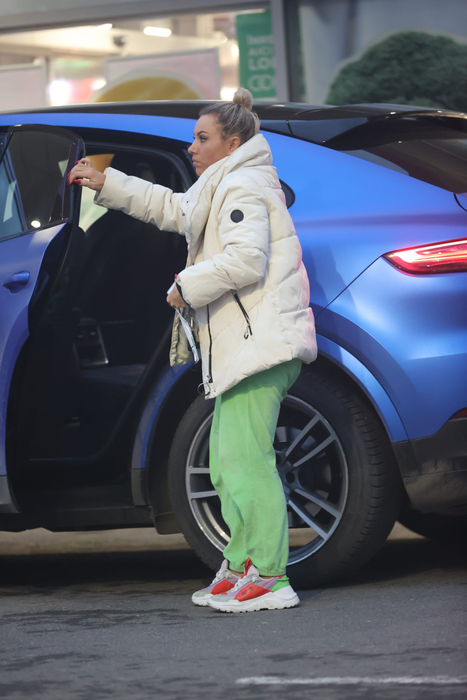 Cum arată Amna când are impresia că nu o vede nimeni "Bravo, ai stil" la treburi casnice!