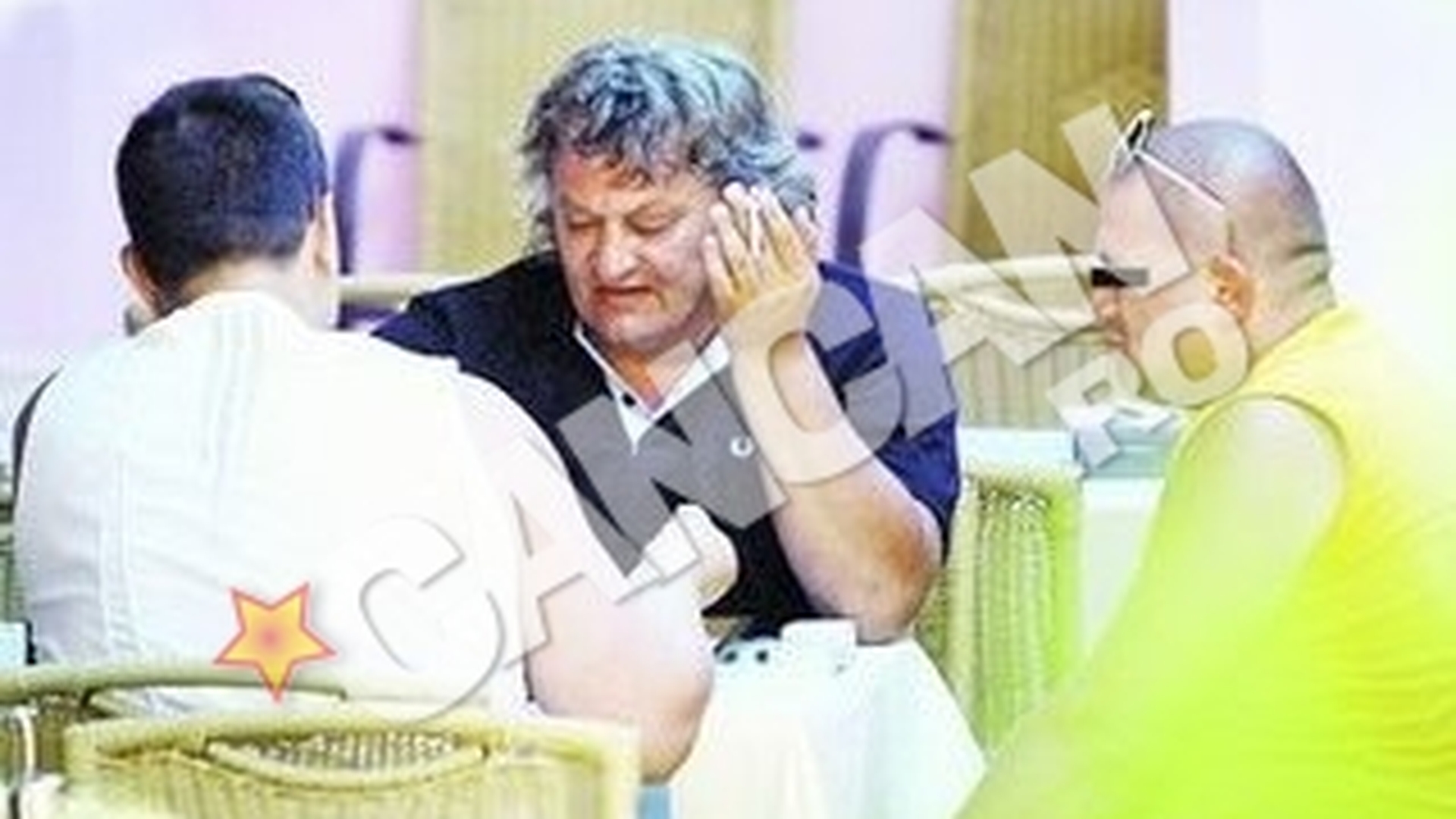 Lupu se distreaza ca in tabara