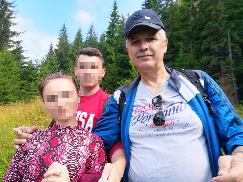 Fostul ofițer SPP merge în drumeții alături de fiu și de noră
