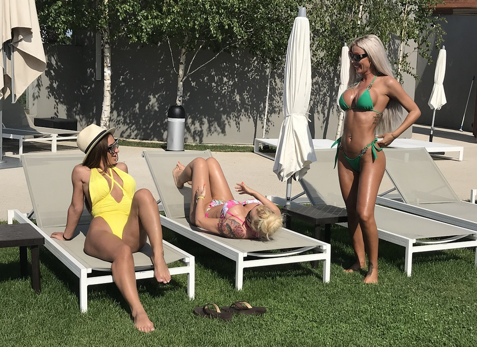 Brigada ”silicoane” a încins atmosfera la o piscină din Capitală