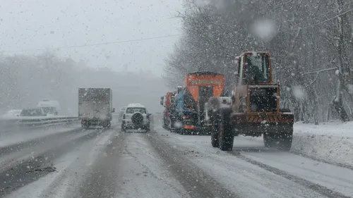 Traficul dat peste cap de condiţiile meteo extreme! Zonele afectate