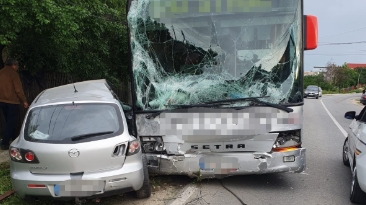 Accident grav în Argeș! Un autobuz a lovit două mașini și a rupt doi stâlpi
