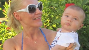 Gabriela Firea, in vacanta! Uite cum arata in costum de baie si ce ochelari i-a pus baietelului ei!