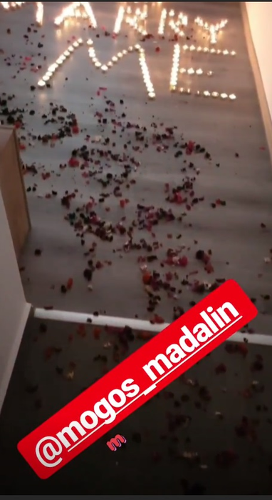 O vedetă de la Antena 1 a fost cerută de soție ca-n filme! Cu o cină la lumina lumânărilor și petale de tradafir peste tot