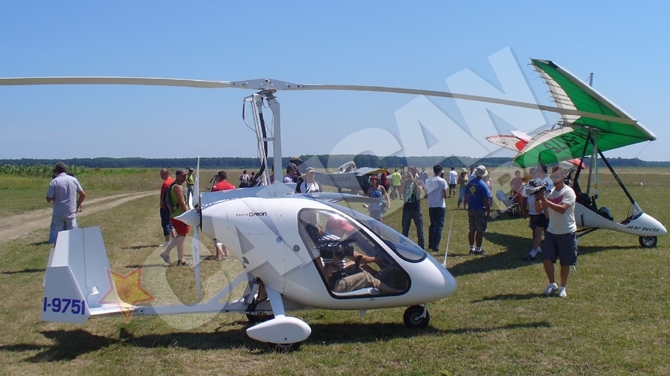 Spectacol aviatic pe aerodromul din Sirna