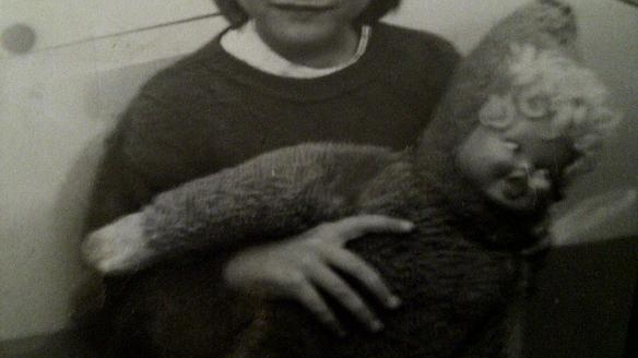 Ce draguta era Iulia Albu in copilarie! Avea "freza" si se juca tot timpul cu o papusa pe care o chema Hans