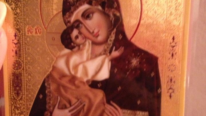 Sfâşietor! Mama Micăi i-a dat iconiţa de pe pieptul fiicei sale unei foste colege de la Abracadabra! Vezi cine e şi ce mesaj a dat