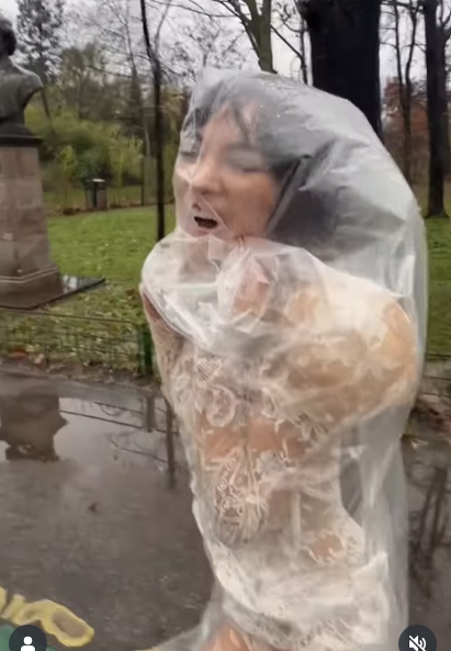 Credeai că le-ai văzut pe toate? Cum a apărut pe stradă această femeie celebră din România