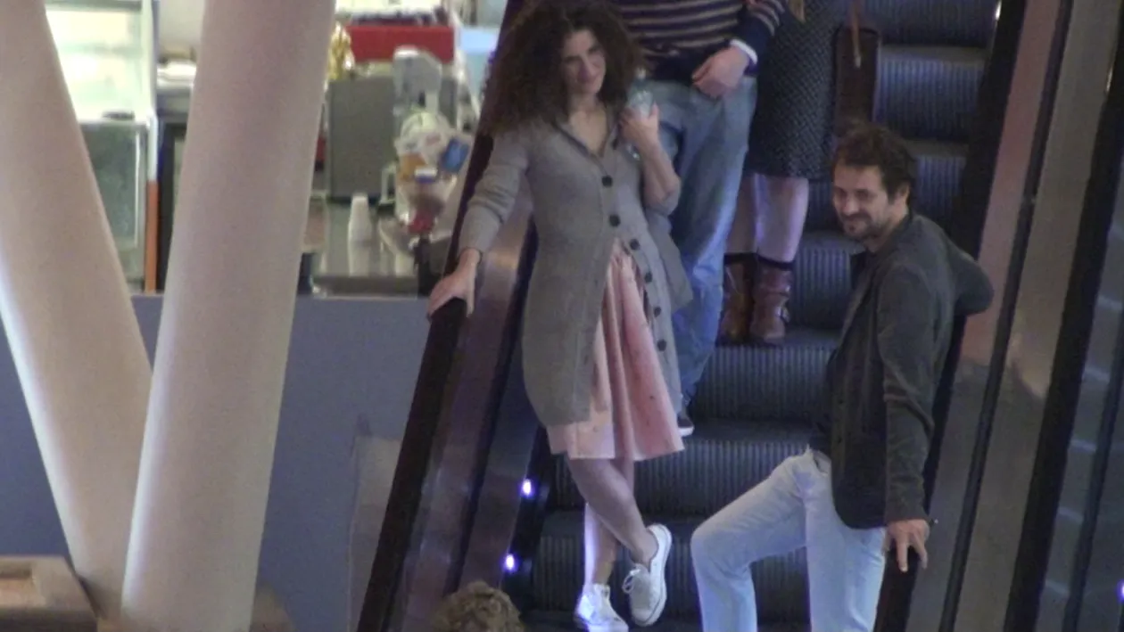 Ii place atat de mult sa faca asta, incat nu se poate abtine nici in mall! Am aflat ce slabiciune are juratul Andrei Aradits