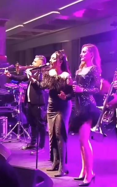 Andra Măruță a îmbrăcat o rochie mulată, la un eveniment artistic