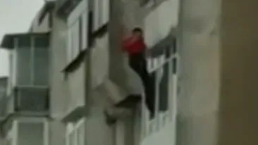 Cine este bărbatul care și-a aruncat tatăl de la etajul al 3-lea al unui bloc din Roman. Poliția îl caută, în continuare, pe agresor, care este acuzat de tentativă de omor