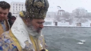 Arhiepiscopul Teodosie aproape a lovit o lebădă când a aruncat o cruce în apele Mării Negre