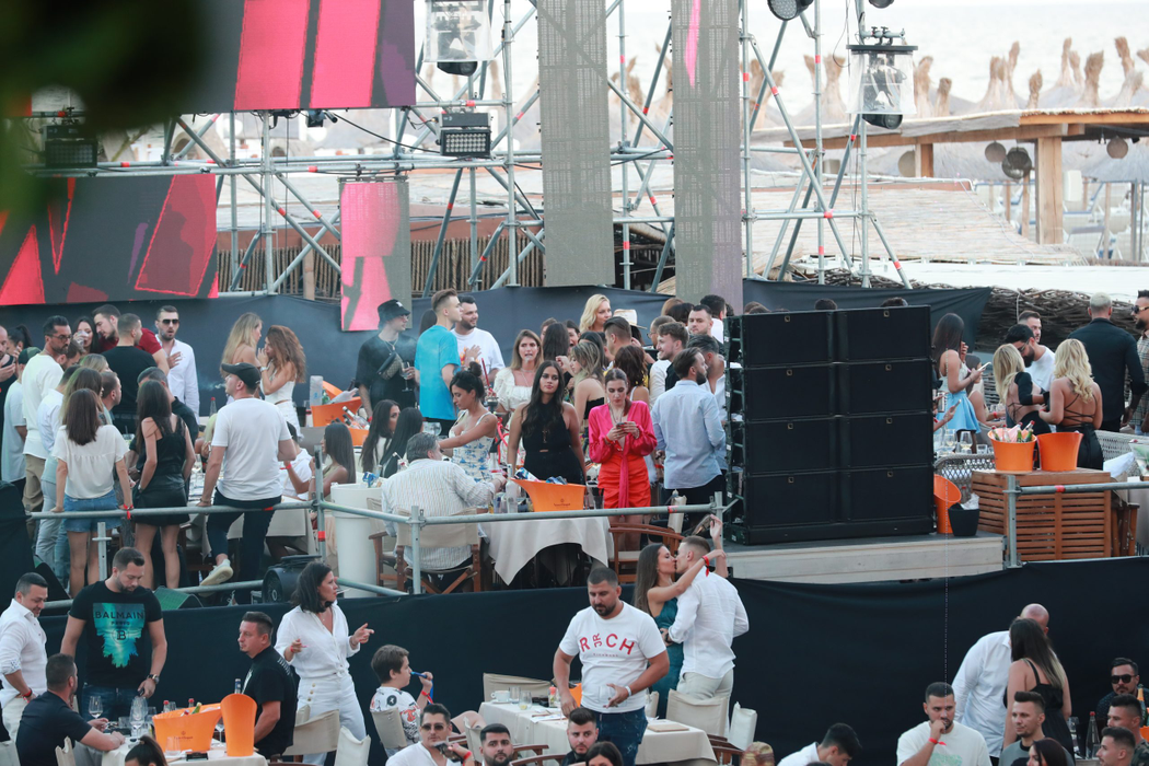 Cosmin, cunoscut drept ”Caz Stan”, a făcut show la Nuba Mamaia, alături de o brunetă, o șatenă și o blondă
