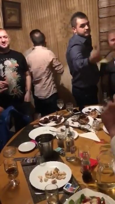 Leo de la Strehaia și soția lui s-au împăcat! Cum s-a îmbrăcat Dana Criminala la o petrecere, unde s-au dat dedicații pe bani