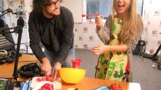 Corina a stricat masina de tocat si a adus palinca in studioul Pro FM! Vezi aici ce alte sotii a mai facut artista!
