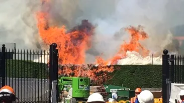 Incendiu puternic la Wimbledon! Patru echipaje de pompieri intervin în forţă