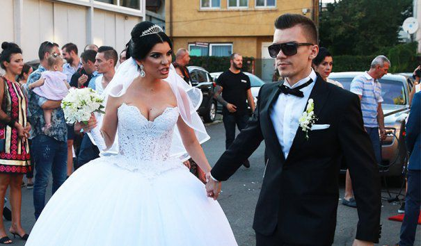Îmbrăcată într-o rochie de prinţesă, Andreea Tonciu s-a cununat religios cu Daniel Niculescu pe 4 septembrie 2016.