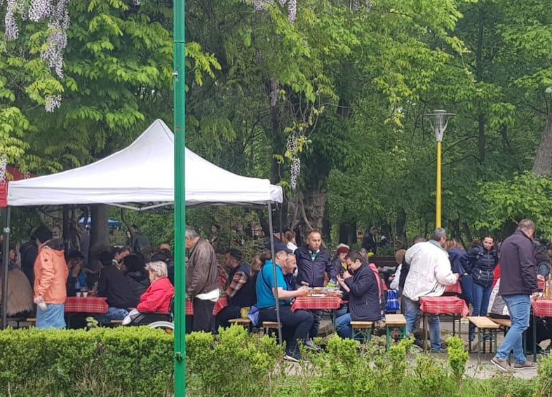 Fostul ministru al Economiei, deputatul Andrei Gerea, a sărbătorit “regulamentar” 1 Mai: chef cu mici și bere cu colegii de partid