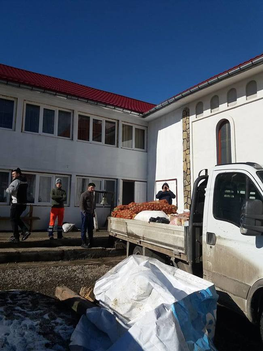 Un tânăr din Suceava le-a dus ajutoare celor 120 de orfani ai părintelui Negrea! După moartea preotului, copiii au nevoie de ajutor!
