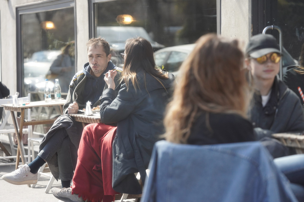 Vladimir Drăghia și Alice Cavaleru au profitat de vremea bună (Foto: CANCAN.RO)