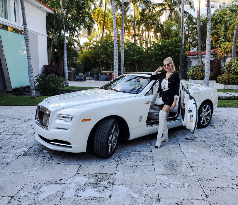 Aneta conduce un Rolls-Royce Dawn de peste 350.000 de dolari