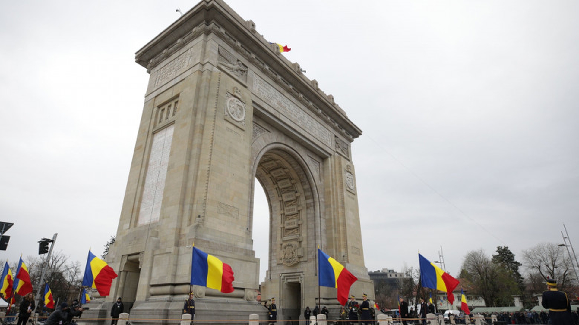 Incident la ceremonia de 1 Decembrie! Mai multe persoane au forțat filtrul jandarmilor din Piața Charles de Gaulle