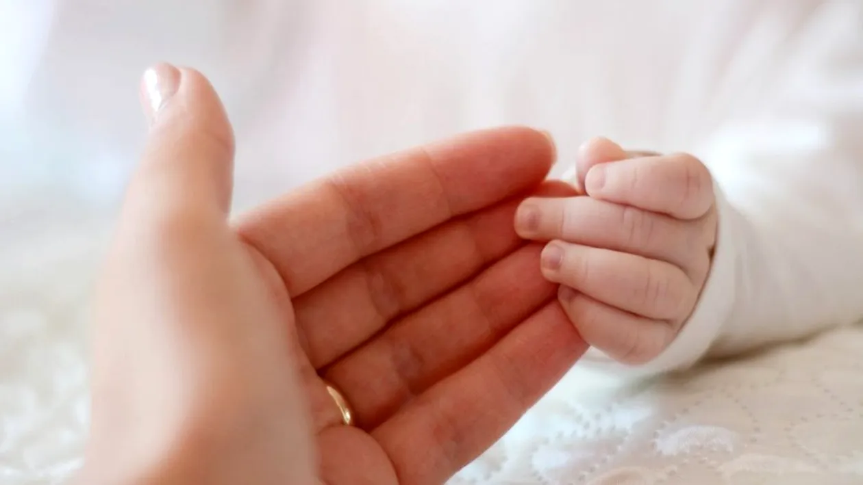 Un bebeluș de trei luni a murit după ce a fost hrănit cu lapte praf