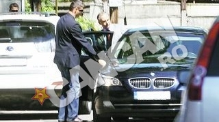 De la vot, direct la biserica. Duminica in familie, cu Geoana si fetele sale