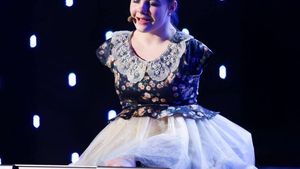LORELAI MOŞNEGUŢU, concurenta de la "Românii au talent" care l-a impresionat pe GIGI BECALI, are o poveste de viaţă tulburătoare!