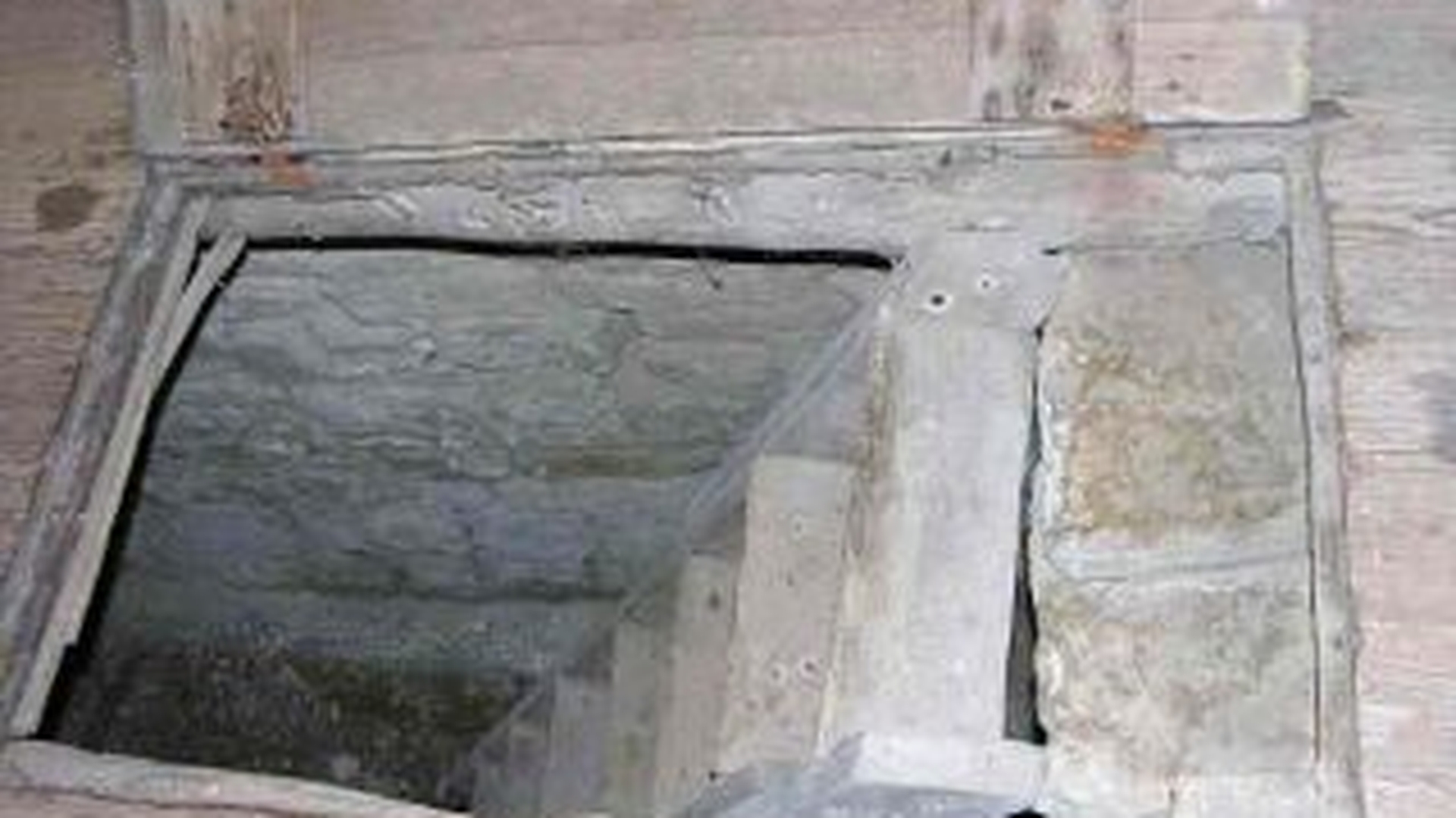 UPDATE: Copilul care a cazut in beciul casei a murit