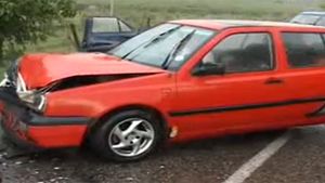 VIDEO Accident în Bistriţa Năsăud! Trei maşini s-au făcut zob din cauza unui şofer care a pierdut controlul volanului