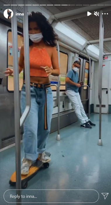 Cum a apărut Inna într-un metrou din Barcelona! A atras atenția tuturor