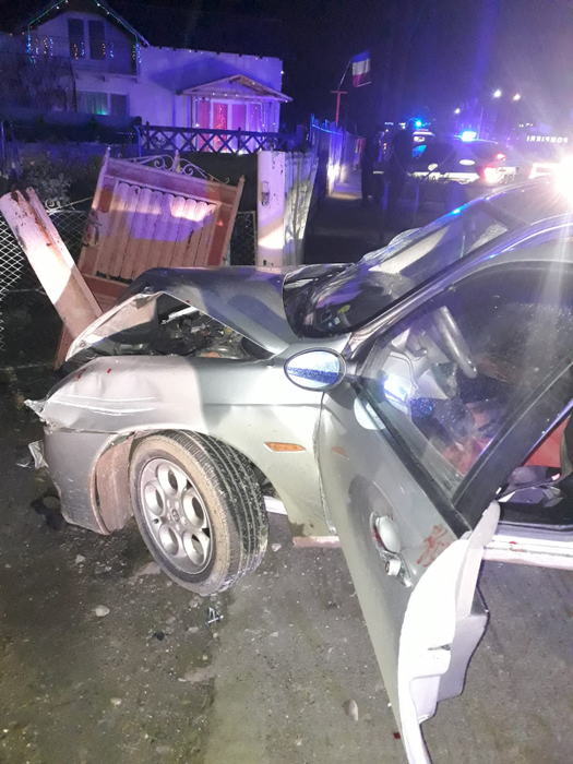 Un tânăr din Dâmbovița s-a urcat băut și fără permis la volan. Bărbatul a rupt un gard  și a băgat în spital pasagerul din dreapta sa