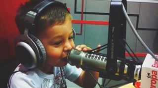 N-ai sa crezi cine a intrat in direct cu ascultatorii in aceasta dimineata. A facut pe DJ-ul la mama la serviciu!