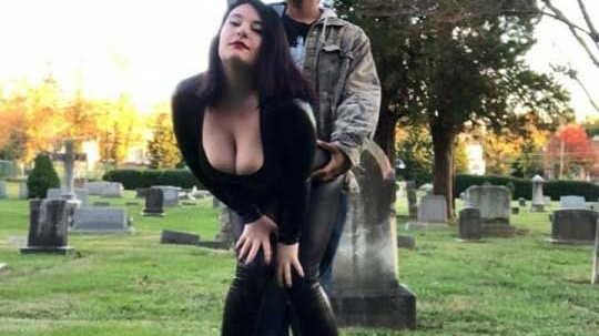 Cele mai șocante postări pe rețelele sociale. Selfie sexy de la înmormântarea nepotului de patru ani și alte ipostaze revoltătoare
