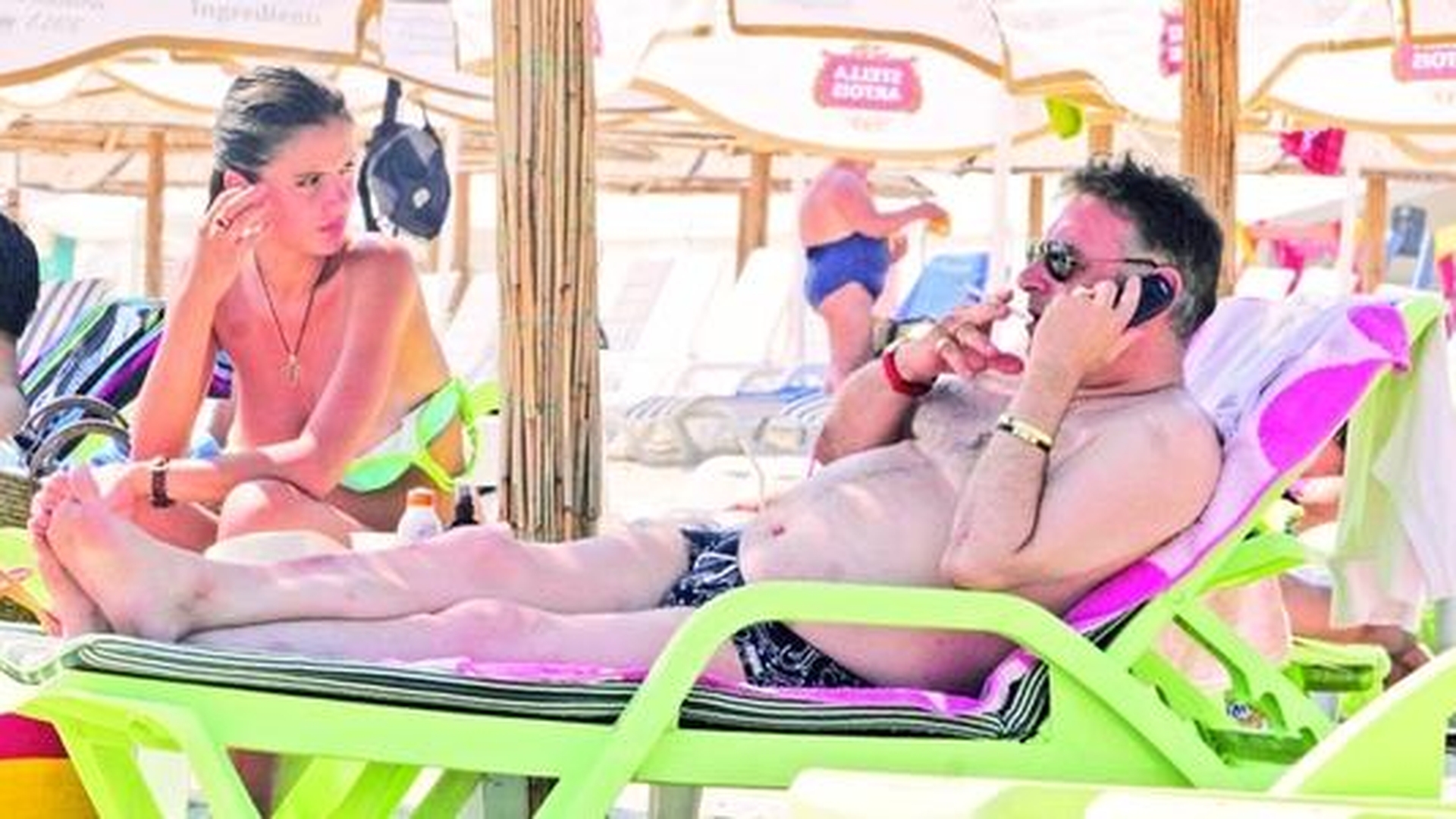 Madalin Voicu, mai lipit de telefon decat de iubita