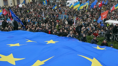 Scene de o violenta extrema, la Kiev! Mai multi barbati au fost filmati facand ASTA in centrul Capitalei ucrainene!