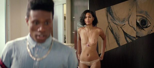 Au făcut-o lată! După ce supermodelul CHANEL IMAN, iubita pilotului LEWIS HAMILTON, a apărut goală într-un film, acum cei doi au dansat pe străzi aproape complet dezbrăcaţi!