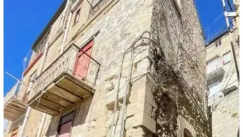 Localitatea în care poți cumpăra o casă cu 3 camere la doar 8.000 de euro. Ce condiție trebuie să îndeplinească cumpărătorii