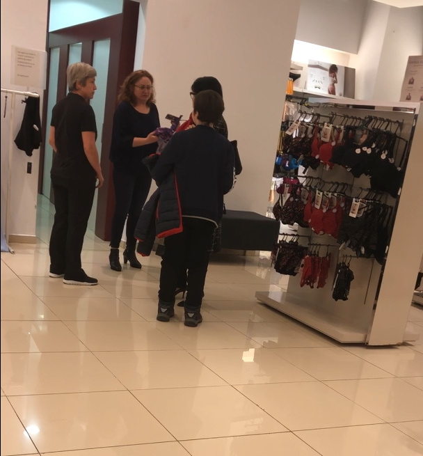 Le cere ajutorul vânzătoarelor de la raionul de lenjerie intimă
