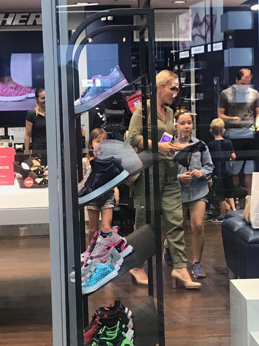 Ramona Ioana Bruynseels, la cumpărături alături de fetițele ei. Cum s-a îmbrăcat la shopping candidata la alegerile prezidențiale