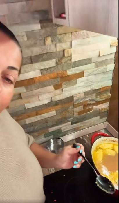 Gabriela Cristea, dezastru în bucătărie. Prezentatoarea TV și-a pus mâinile în cap. „Ne rugăm să ne iasă”