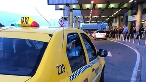 Ce a putut să pățească un tânăr din București după ce a luat un taxi de pe Aeroportul Otopeni. "Cursa făcea 38 de lei, i-am întins o bancnotă de 50”. Ce a urmat e scandalos